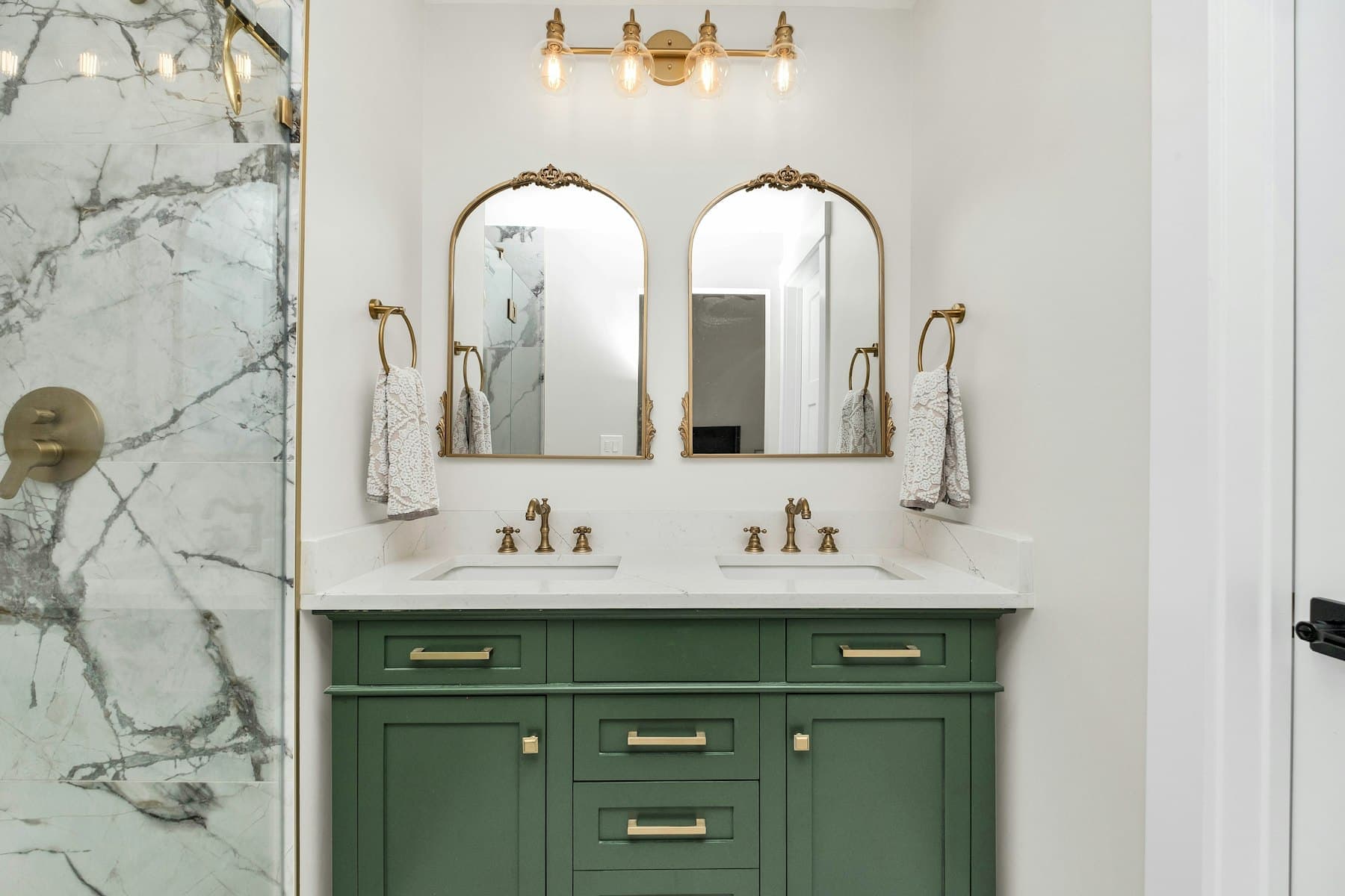 Ensuite bath in the dune room with a double green vanity